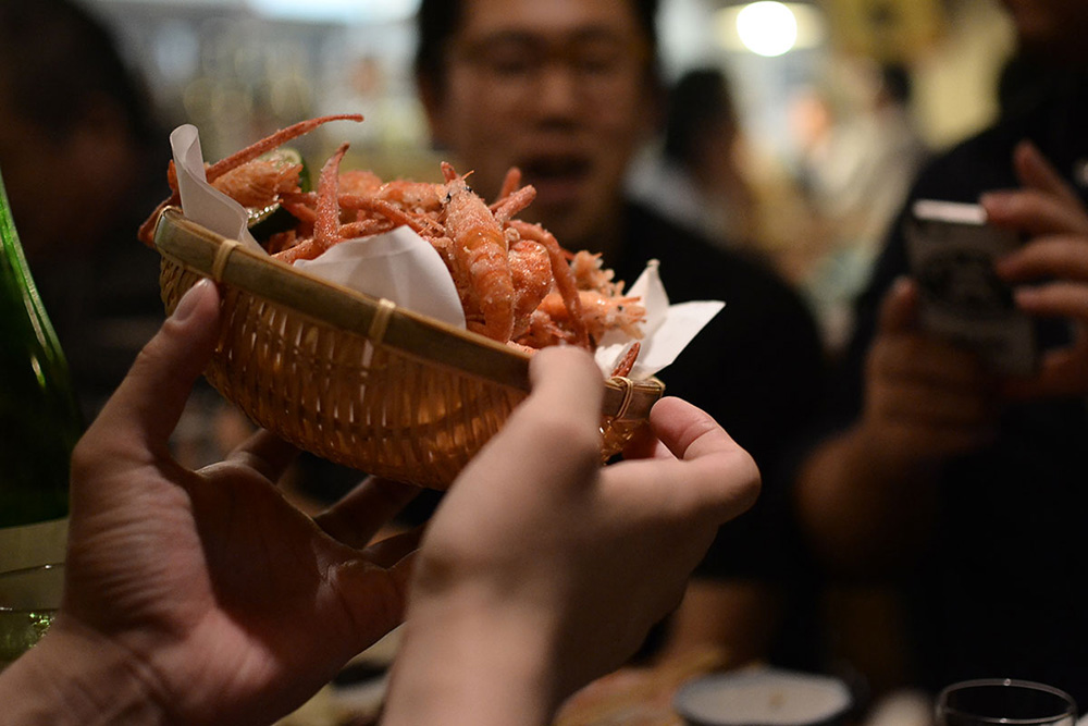 揚げれば真っ赤なテナガエビ。そのままボリボリ食べられます。ビールと合いすぎる!