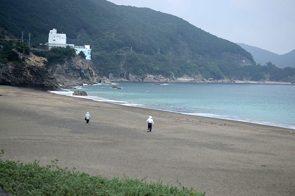 ウミガメが産卵に来る大浜海岸。夏場にはトライアスロンの海上にもなる