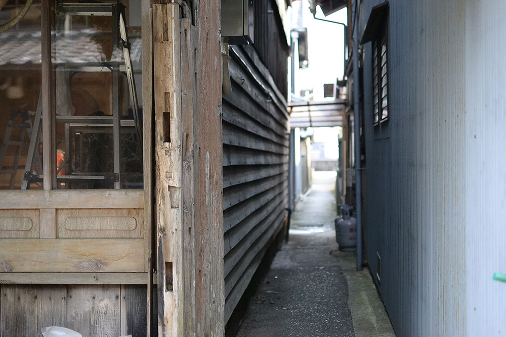 家と家の間の路地。日和佐地区ではこれのことを「あわえ」と呼んでいます