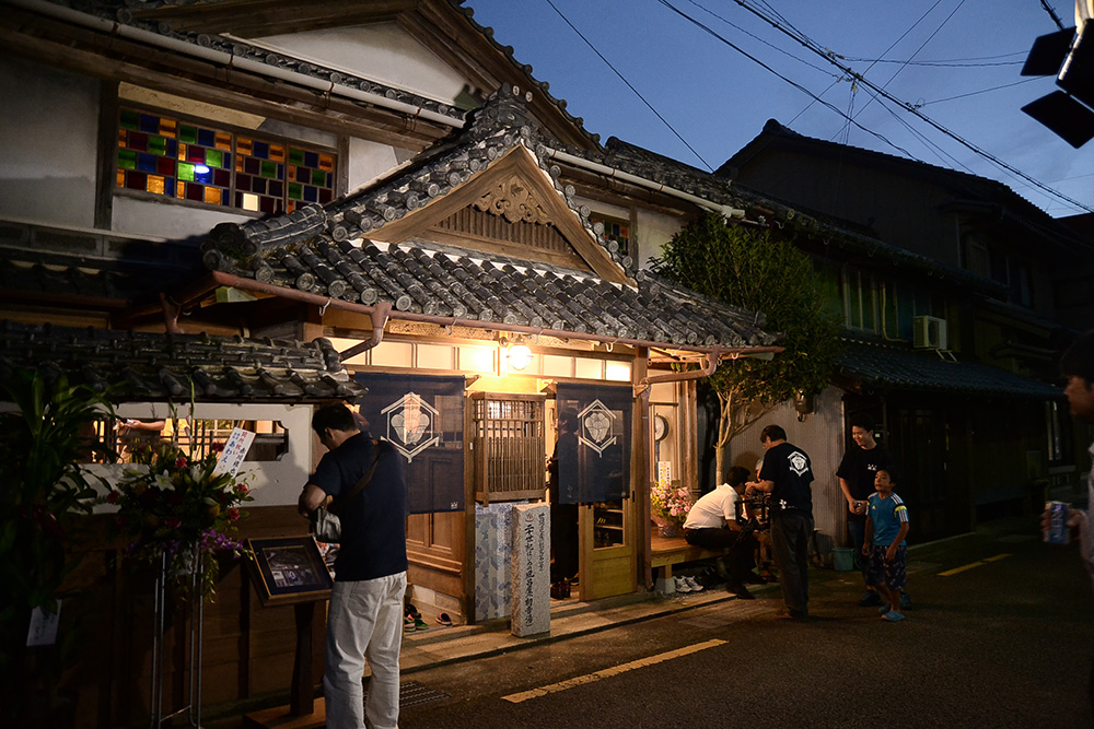 日和佐地区に古くからある銭湯・初音湯をリノベーションして作られた株式会社あわえのオフィス。地元の方が立ち寄れるコミュニティスペースも備える